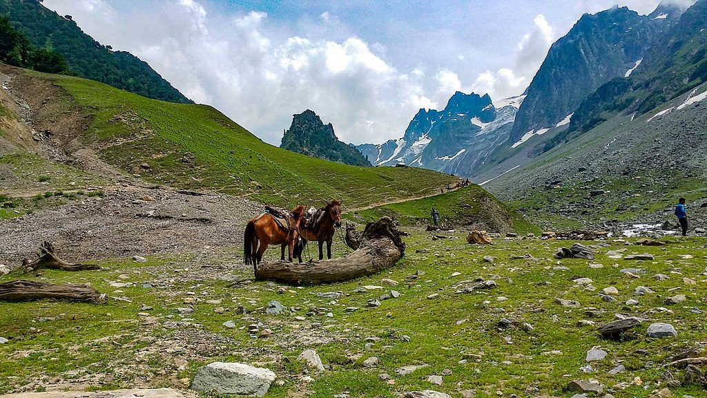 Sonmarg Top 10 Places to visit in Jammu and Kashmir.